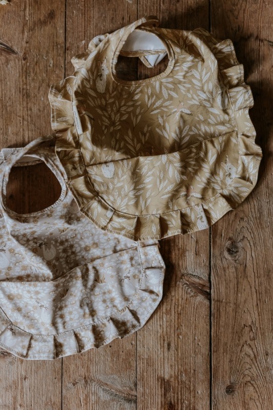 MRS MIGHETTO, ŚLINIAK BABY BIB MISTY LEAF YELLOW