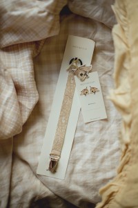 MRS MIGHETTO, ZAWIESZKA DO SMOCZKA, PACIFIER HOLDER MISTY LEAF YELLOW