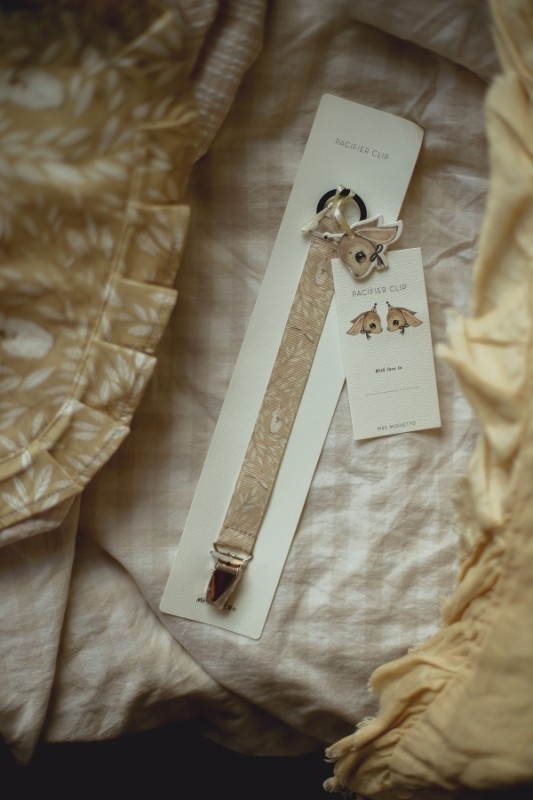 MRS MIGHETTO, ZAWIESZKA DO SMOCZKA, PACIFIER HOLDER MISTY LEAF YELLOW
