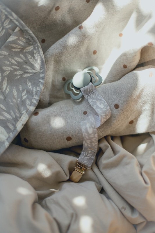 MRS MIGHETTO, ZAWIESZKA DO SMOCZKA, PACIFIER HOLDER MISTY LEAF GREY
