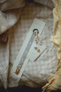 MRS MIGHETTO, ZAWIESZKA DO SMOCZKA, PACIFIER HOLDER MISTY LEAF GREY