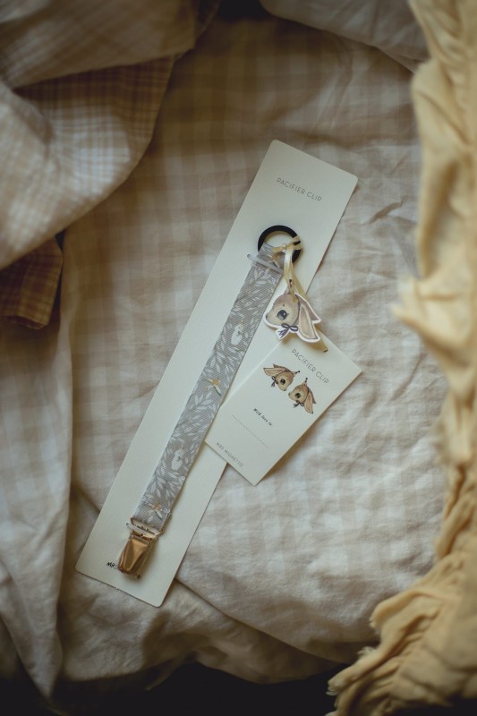 MRS MIGHETTO, ZAWIESZKA DO SMOCZKA, PACIFIER HOLDER MISTY LEAF GREY