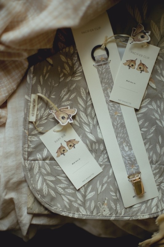 MRS MIGHETTO, ZAWIESZKA DO SMOCZKA, PACIFIER HOLDER MISTY LEAF GREY