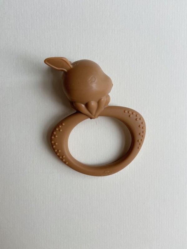 Konges Sloejd, gryzak silikonowy królik, SILICONE TOYS RABBIT ALMOND
