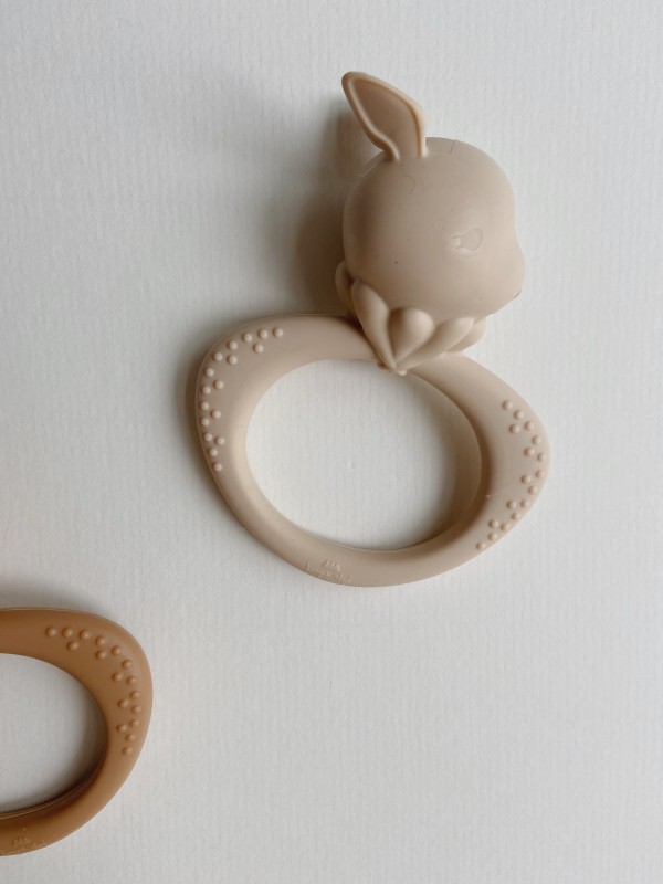 Konges Sloejd, gryzak silikonowy królik, SILICONE TOYS RABBIT SHELL