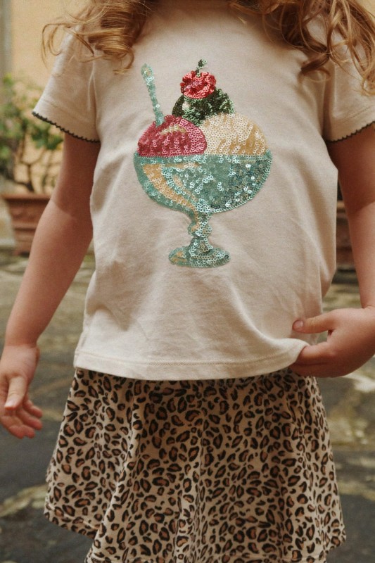 Konges Sløjd T-shirt z falbanką ButterCream