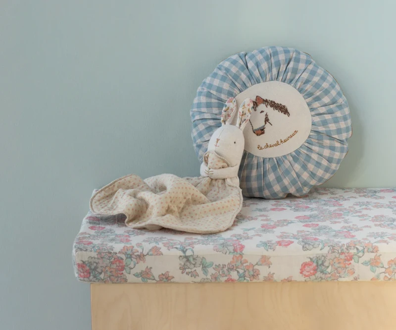 Maileg Lullaby Friends – Króliczek Mini Nature z przytulanką