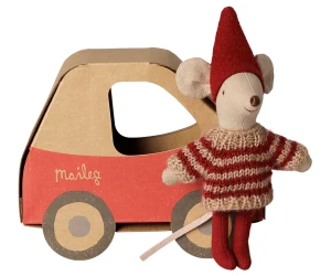 Maileg – Myszka świąteczna Little sister w pudełku-autku